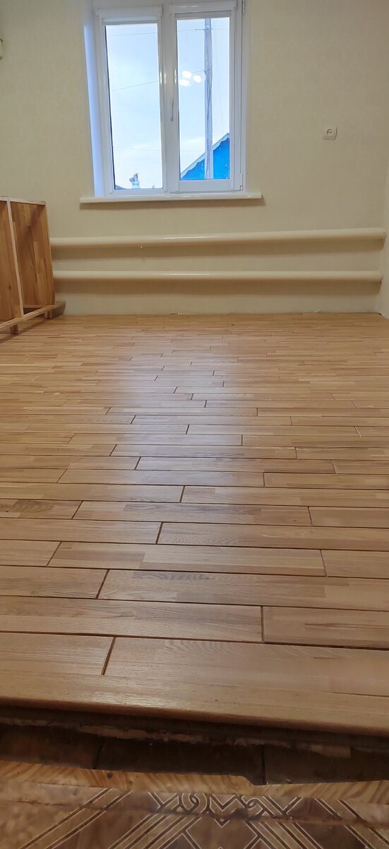 Отблеск от окна минимален. Это все из-за расположения самой плашки, структуры дерева и матового лака, окрашеного краскопультом. 