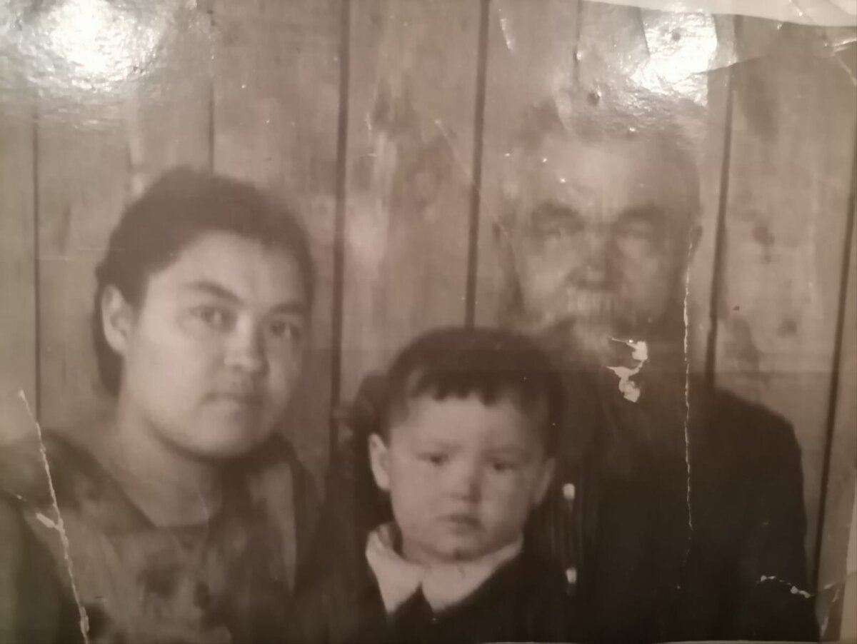 Шурочка с одним из сыновей и отцом Евсеем