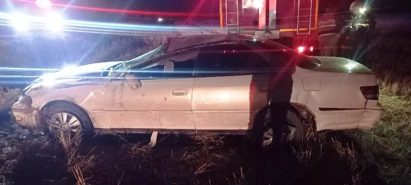 Водитель устроил аварию и бросил сына в перевернутой машине