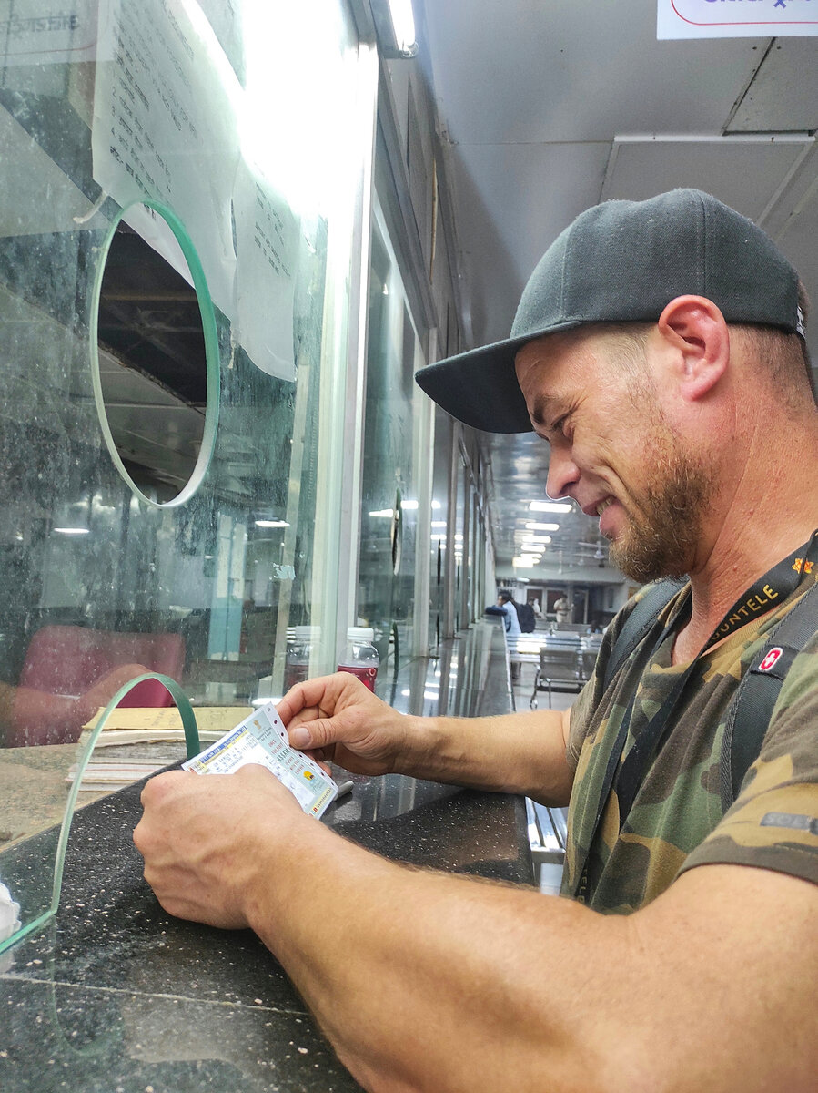 Алексей радуется своей первой в Индии покупке  без очереди