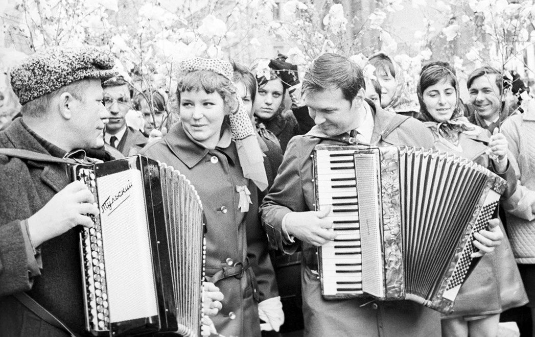 А вы же помните/знаете, мои читатели, что простой советский гражданин времен развитого социализма, то есть в 70-80 годы прошлого века, отдыхал в праздничные дни в общем и целом гораздо меньше нас с...