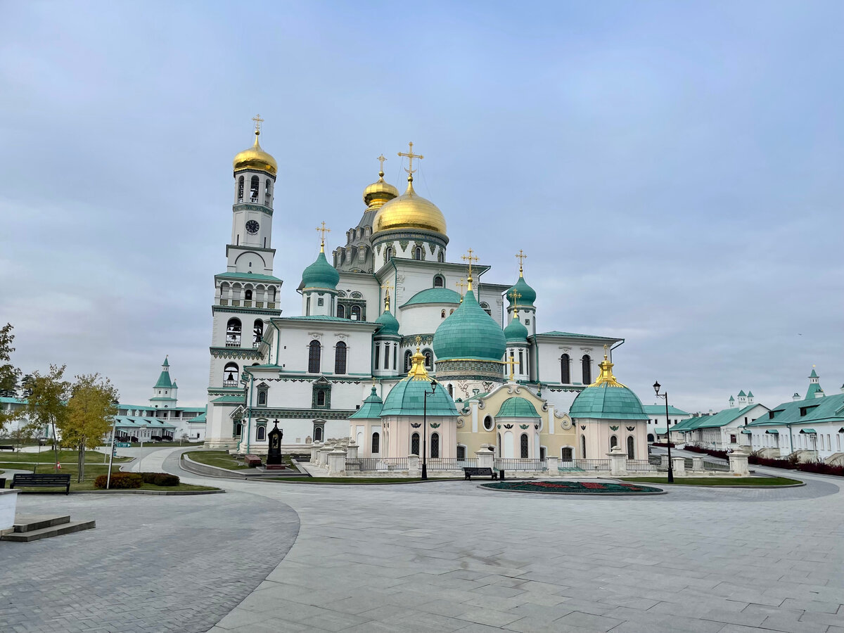 Храмовый комплекс монастыря. На первом плане подземная церковь Елены и Константина.