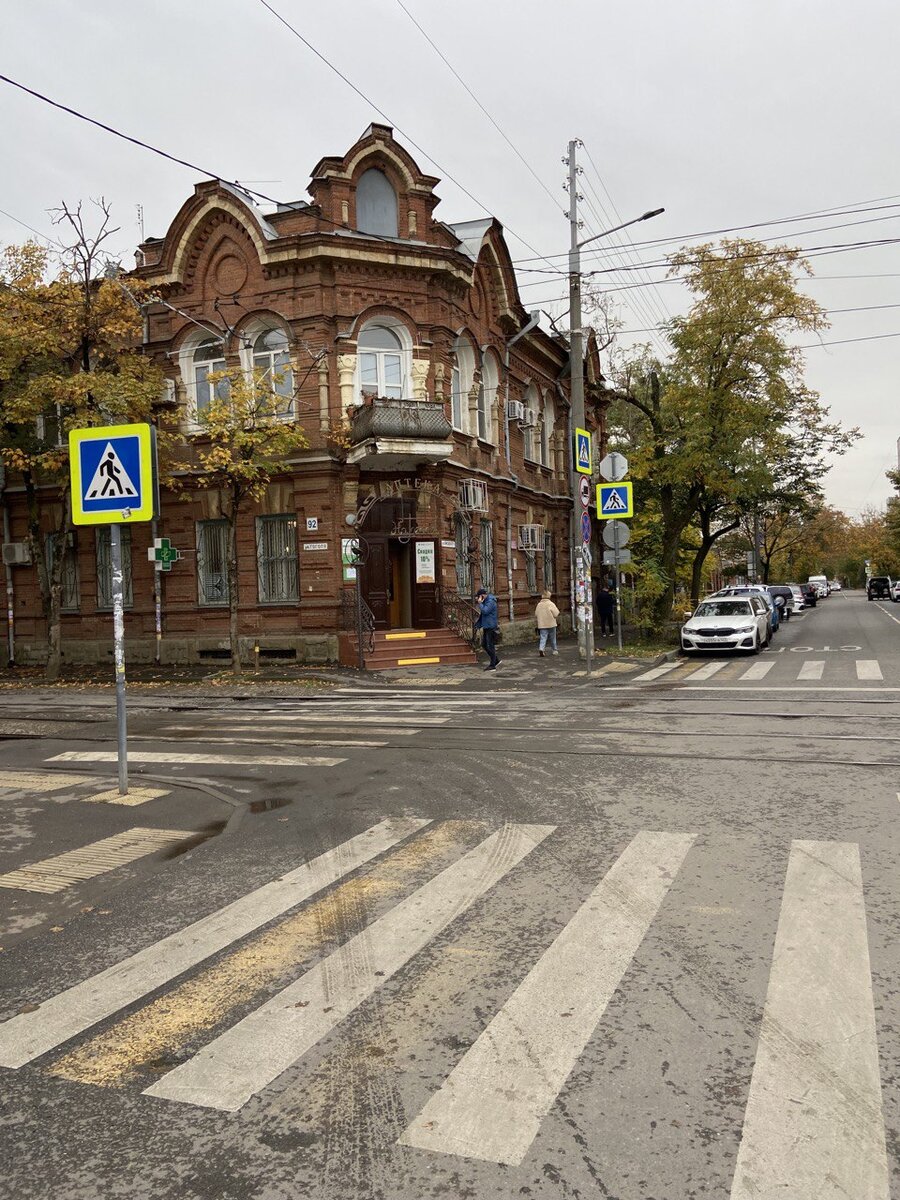 Крыльцо аптеки №8 на Гоголя. Краснодар. Вид особняка борона Штейнгеля. Построен в 1905 году.