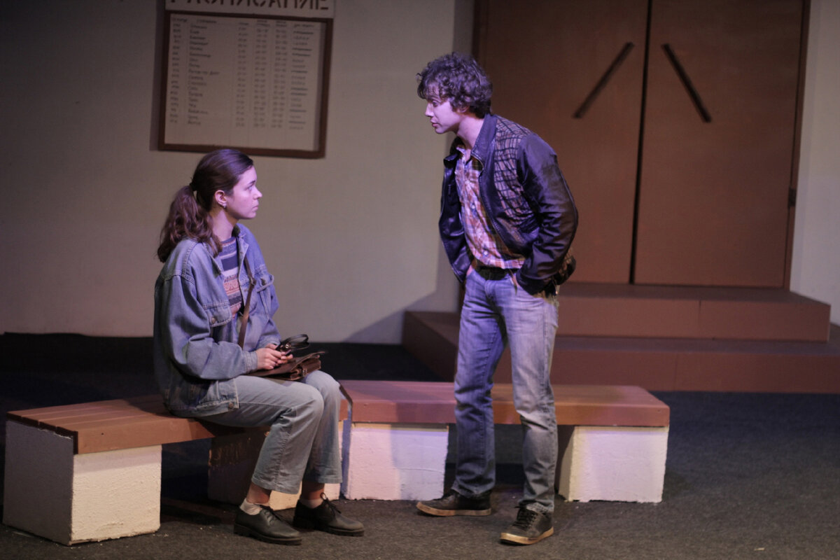 Сцена из спектакля «Канарейки в клетке» 