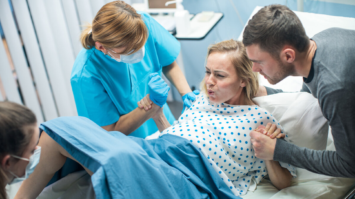 Дыхание 😤в родах. Самая важная ☝часть подготовки к родам. Очень много положительных отзывов о том, как именно правильное дыхание помогает 🚑родить безболезненно и без разрывов. Конечно, лучше практиковать данные типы дыхания на протяжении всех девяти месяцев 🤰 беременности, чтобы входя в процесс родов вы уже не задумывались о тактике выполнения. Рассмотрим 🧐несколько типов дыхания😤, от самого начала схваток и до самого рождения малыша. 👶 ⃣Первый тип. Когда вы только почувствовали начало схваток, когда они ещё непродолжительные и слегка болезненные. Во время схватки старайтесь дышать медленно, плавный вдох через нос и плавный выдох через нос или рот (как вам удобнее). Во время перерыва между схватками старайтесь максимально подумать об расслаблении, о том что у вас расслабляются все мышцы, вы спокойны, вы представляете красивые тихие места, закаты, волны. Ваши мысли только о приближающейся встречи с малышом.Закройте глаза и улыбайтесь. Когда вы почувствуете начало следующей схватки, так же сделайте медленный вдох через нос медленный выдох через рот или нос (как вам удобнее). Повторяйте на каждую схватку и совмещайте с покачиванием на фитболе, легким массажем поясницы, ходьбой или даже небольшой гимнастикой.
⃣Второй тип. Применяется уже на разгар схваток. Когда они становятся более интенсивными, более болезненными и продолжительными. Данные тип можно продолжать до самых потуг, если вам становится от него легче. Делаем плавный замедленный глубокий вдох носом на три счёта 1-2-3 и планый замедленный глубокий выдох ртом на 4 счёта 1-2-3-4. То есть у Вас должен быть вдох короче выдоха. Если схватка ещё продолжается, вы продолжаете дышать также- плавный медленный вдох на 3 счёта и плавный медленный выдох через рот на 4 счёта. Как только схватка закончилась вы расслабляетесь, думаете позитивно,улыбаетесь, пытаетесь расслабить каждую мышцу своего тела, возможно, слушаете любимую музыку. Не забывайте совмещать дыхание со сменой поз, раскачиванием таза на фитболе, стоя у стены/окна. Найдите наиболее удобную позу для вас, в которой вам будет легче переживать схватки.
⃣Третий тип. Рекомендуется непосредственно перед потугами, когда схватки достигают своей максимальной мощности и частоты. Самое важное в данной фазе не задерживать дыхание, не напрягать мышцы брюшного пресса и мышцы промежности. Сделайте длинный глубокий вдох и как бы проглотите воздух,опустив его в самый низ живота, затем сделайте долгий плавный выдох до самой последней капли через губы трубочкой.
В данном типе дыхания допустимо озвучивать выдох, то есть выдыхать вместе с голосом(произнося звук "фу"). Также допустим прерывистый выдох, маленькими порциями ( "фу-фу-фу").
⃣Четвертый тип. Наконец-то мы дошли до потуг- раскрытие полное, давление на промежность максимально. Значит через 20-30 минут наступит долгожданная встреча. Во время потуг самое главное- это внимательно слушать врача или акушерку! Делать исключительно то, что они говорят, потому что они контролируют процесс и видят на каком этапе вы сейчас, контролируют эластичность ваших тканей, чтобы избежать разрывов. На начало схватки и строго по команде акушерки или врача вы делаете глубокий вдох, задерживаете дыхание, прижимаете подбородок к груди и начинаете сильно-сильно тужится, напрягая мышцы пресса и расслабляя мышцы тазового дна, мысленно проталкивая малыша по родовым путям. Затем выдыхаете,но очень плавно. Если вы совершите выдох резко, то диафрагма резко поднимается вверх и малыш вернется опять на своё место, тем самым вы можете замедлить процесс родов. На данном этапе схватка длится до двух минут ,а перерыв между схватками от 2 до 4 минут. В перерыве между схватками вам необходимо полностью сконцентрироваться на своём расслаблении, чтобы набраться силы на следующую потугу. Иногда акушерка или врач, может сказать что не нужно тужиться, тогда во время схватки вы делаете плавный глубокий вдох, прижимаете подбородок к груди, дыхание НЕ задерживаете и на выдохе дуете как бы себе на пупок, спокойно без напряжения, представьте ,что задуваете много свечей одним выдохом. Главное помните ,что на потугах вам самое важное сосредоточиться на командах врача или акушерки!
И, наверное,все слышали о типе дыхания в родах "дыхание собачкой", которое представляет собой частые, поверхностные ритмичные вдох/выдох,не опуская воздух ниже верхней 1/3 лёгких. Это дыхание также вы практикуете только по указанию акушерки или врача.
Все типы дыхания нужно и можно тренеровать до родов, только четвёртый тип необходимо тренировать без натуживания. Найдите наиболее подходящий вариант дыхания и позу для себя, и не бойтесь спрашивать врача и акушерку ,если вы что то не поняли. Каждая схватка приближает вас ко встрече с малышом! Верьте в себя и малыша, у вас всё получится! 🙏Курсы для мам "Мамины Радости", www.mamjoy.ru