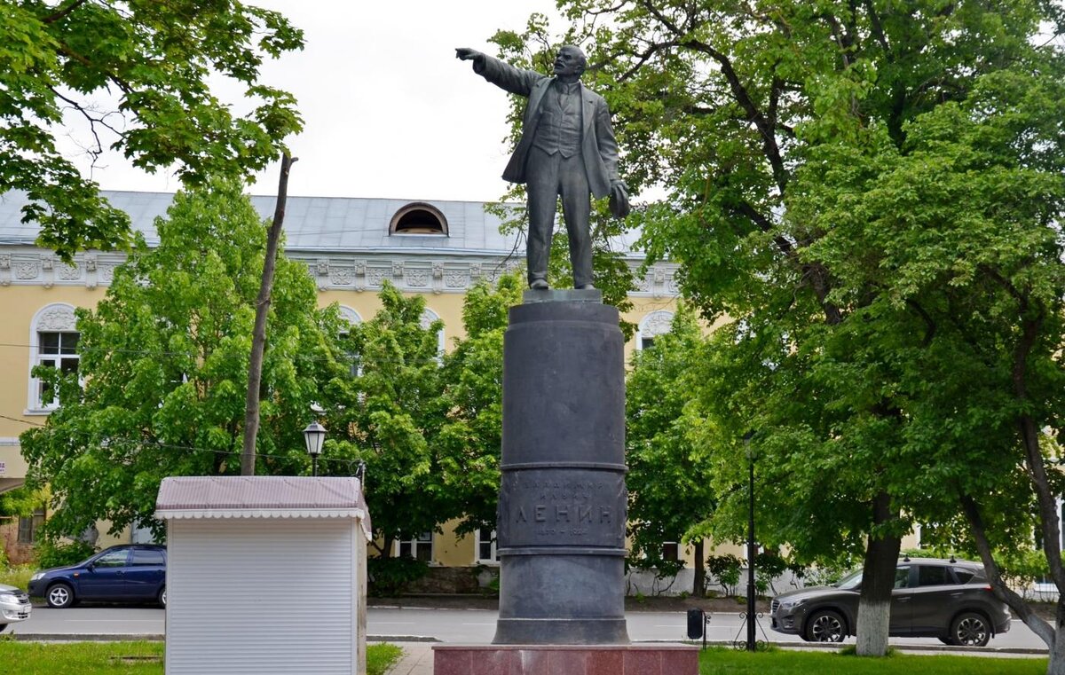 памятник ленину на калужской площади