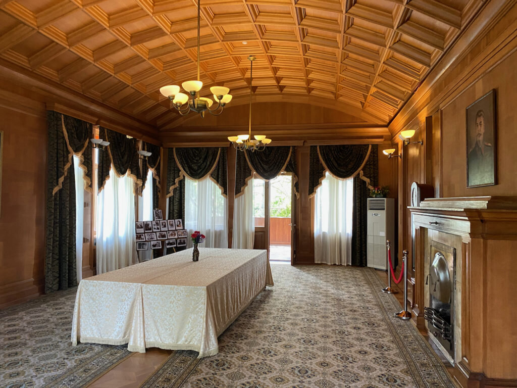 Гостиная в деревянном доме в стиле прованс: красивая гостиная на даче