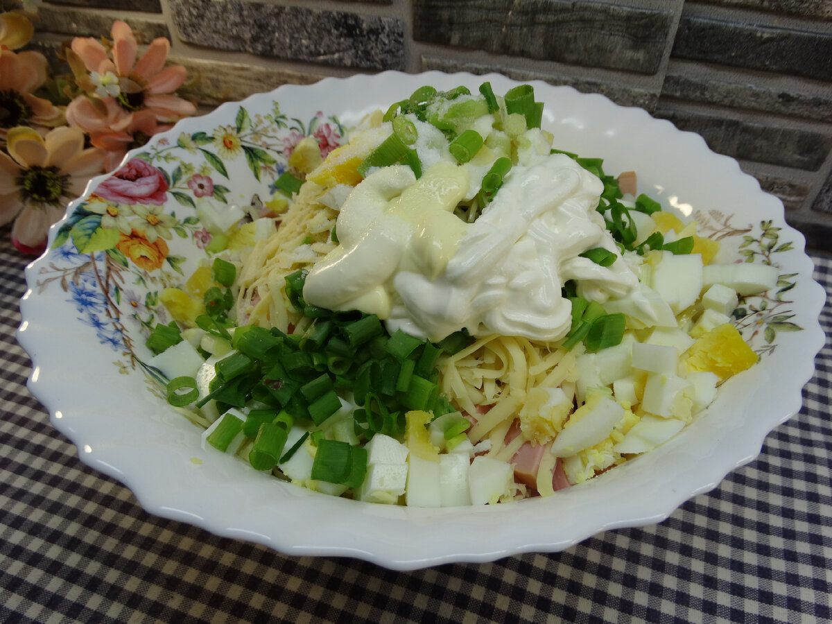 Салат из пекинской капусты с колбасой, вареными яйцами, сыром и маслинами |  Готовим вкусно дома/ Кулинария/ Рецепты | Дзен