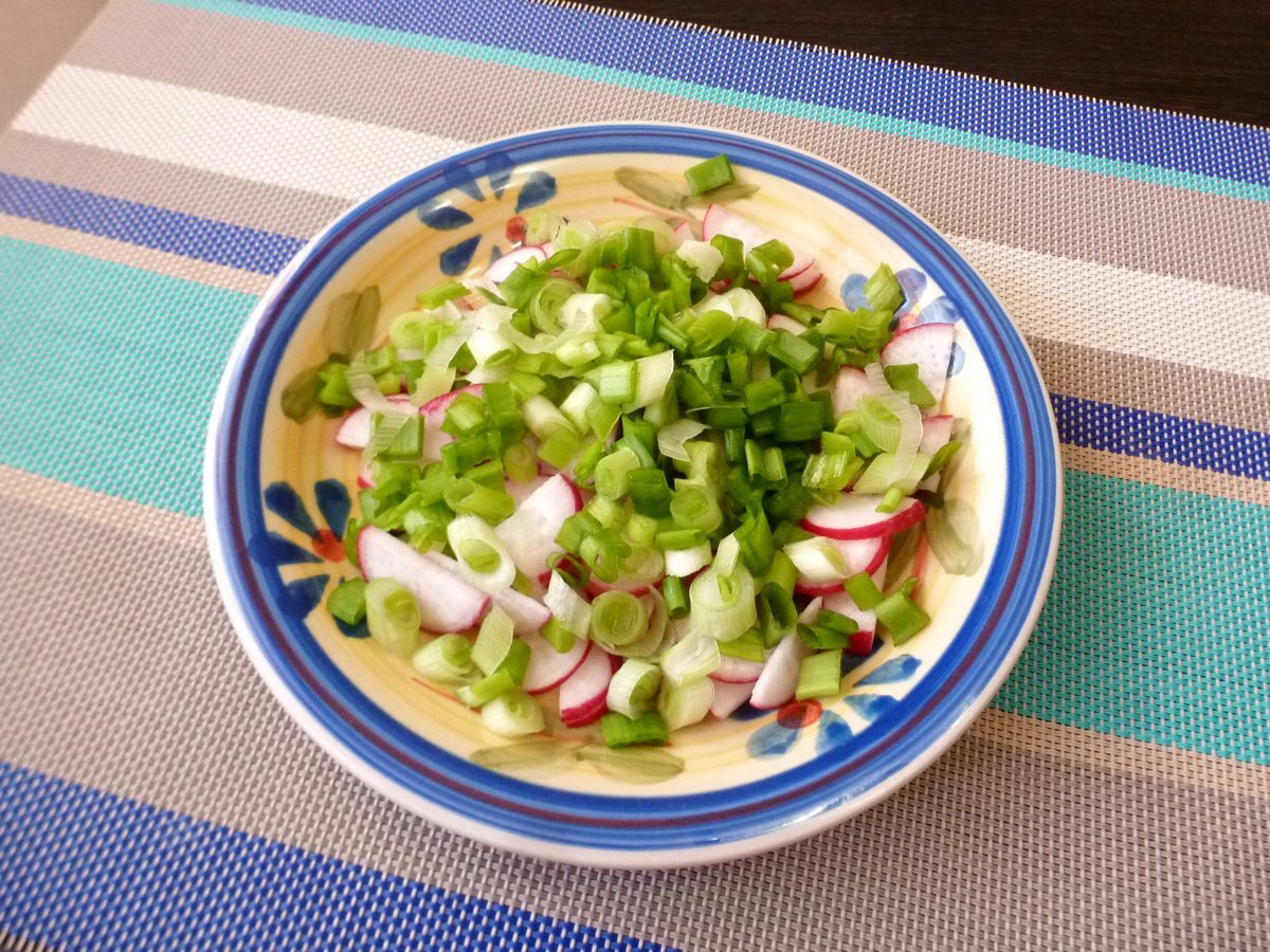 Салат из редиски с зелёным луком и сметаной | Вкусномир - домашние рецепты.  | Дзен