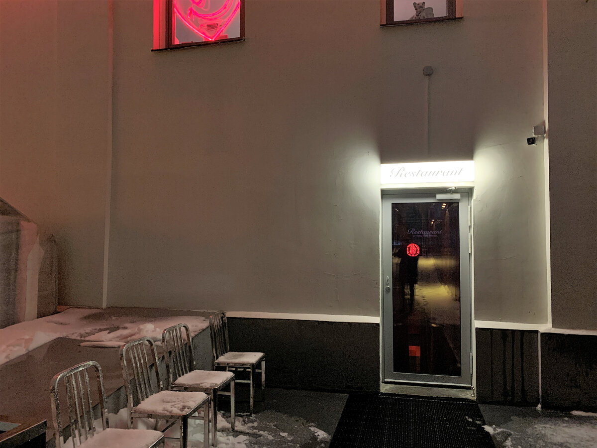 Вместо вывески лишь надпись "Restaurant"