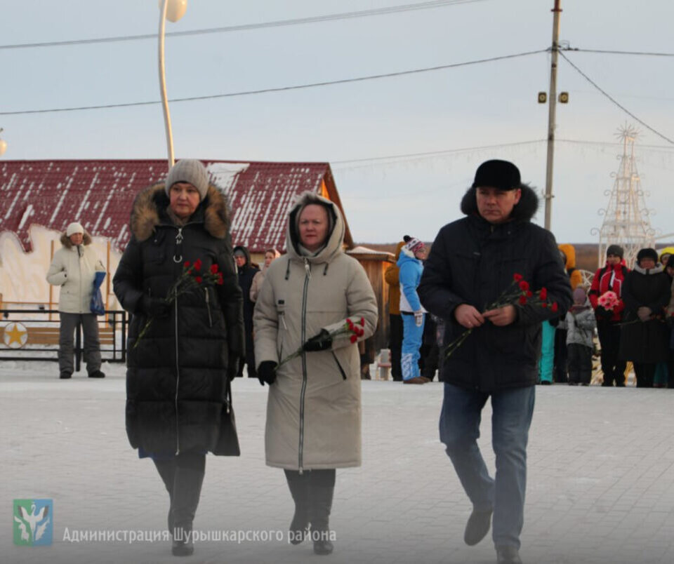    В Шурышкарах открыли мемориальную доску воинам-интернационалистам благодаря бюджетной инициативе