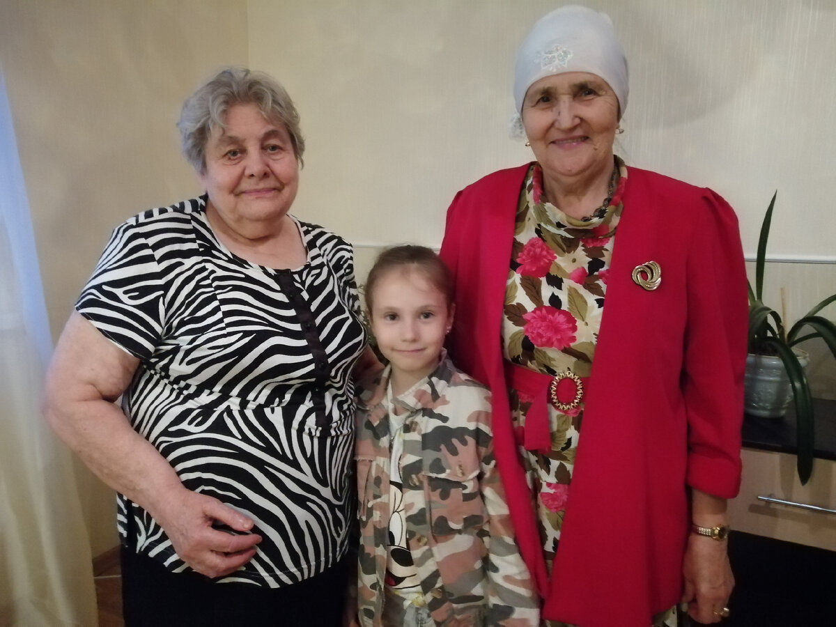 Слева свекровь, справа мама, в центре - моя внучка у меня в гостях