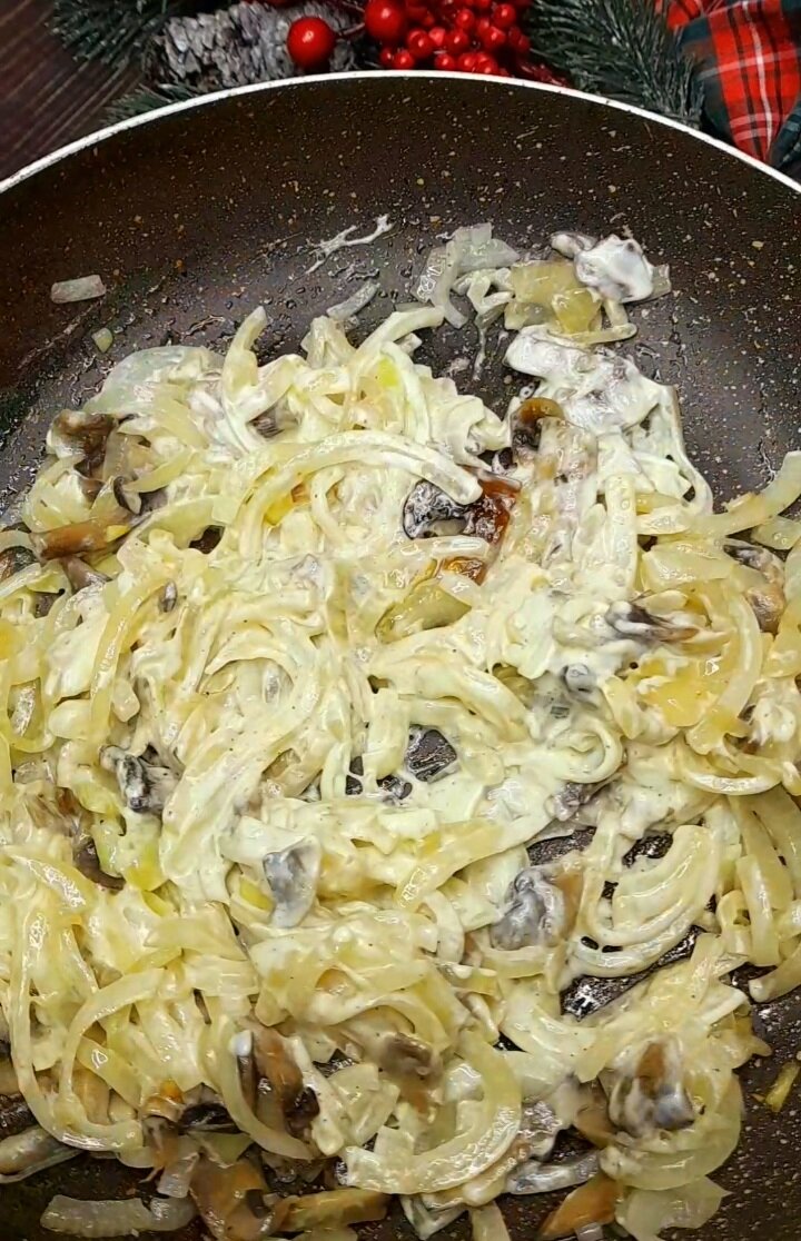 Добавляем соль, перец чёрный по вкусу , сметану или майонез (кто , что любит) Хорошо перемешаем и убираем с огня 