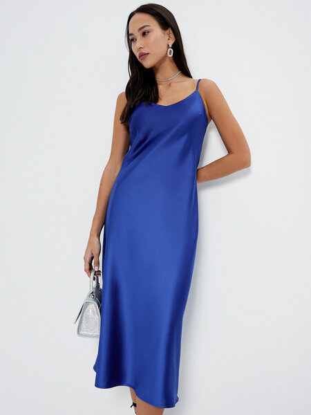 Платье в бельевом стиле можно сочетать с уютным джемпером, встречая Новый год в уютном семейном кругу, или с черным жакетом, если это корпоратив. Многофункциональный вариант