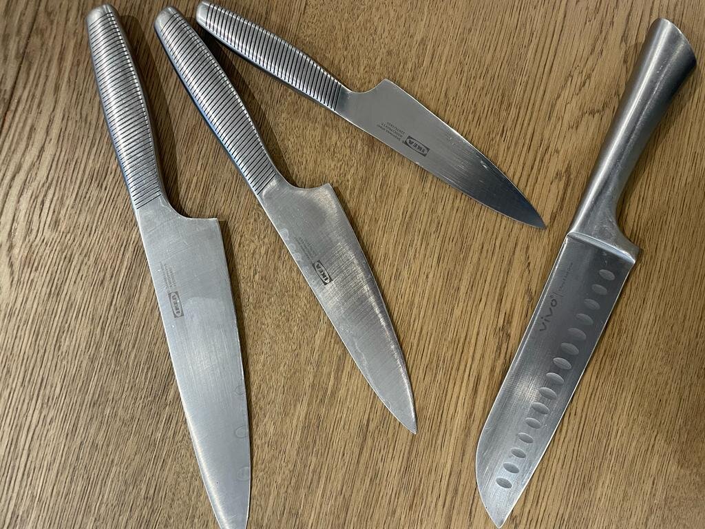 Простые ножи для простой кухни. Можно найти на известном маркетплейсе.