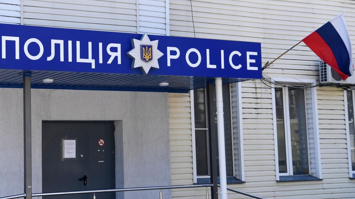    Российский флаг у входа в отделение полиции в Мелитополе© РИА Новости