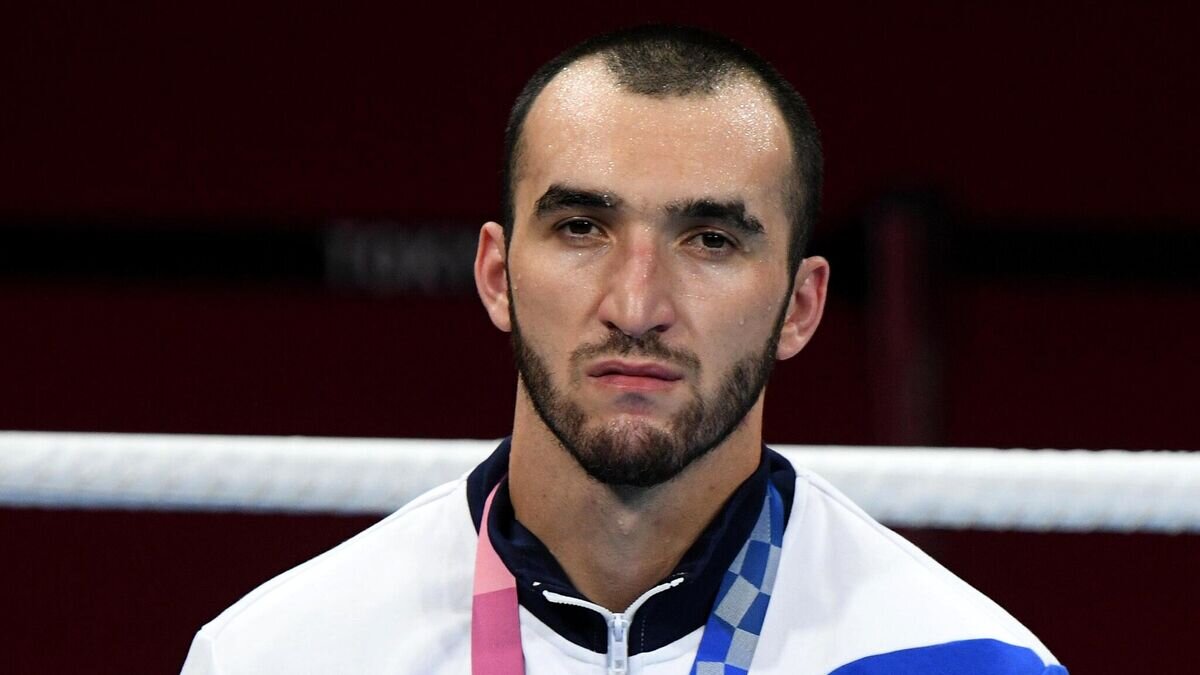    Российский спортсмен, член сборной России (команда ОКР) Муслим Гаджимагомедов, завоевавший серебряную медаль соревнований по боксу среди мужчин в весовой категории до 91 кг на XXXII летних Олимпийских играх в Токио, на церемонии награждения.© РИА Новости / Рамиль Ситдиков