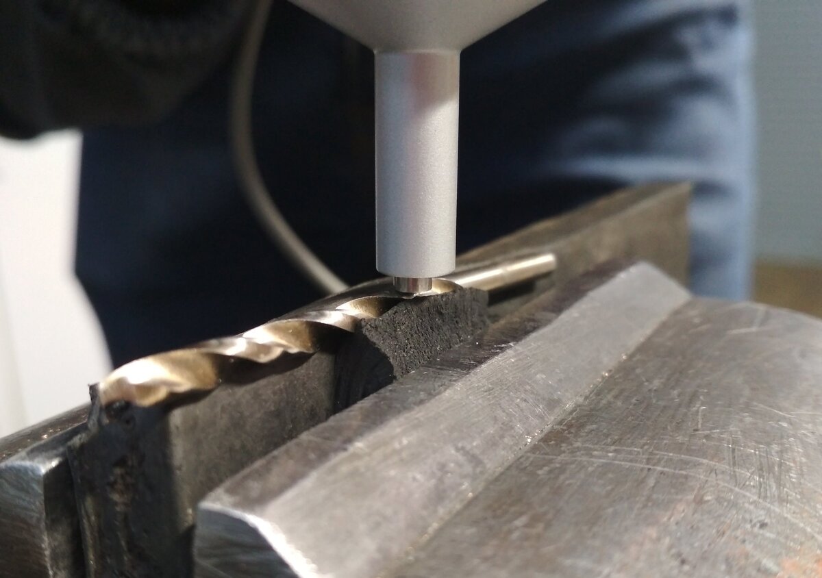 Замеры твердости сверла ультразвуковым твердомером ТКМ-459С