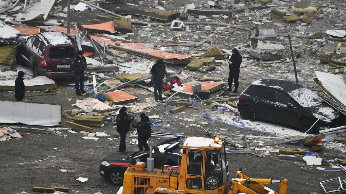    Сотрудники полиции рядом с магазином OBI в торговом центре "МЕГА Химки"© РИА Новости / Максим Блинов