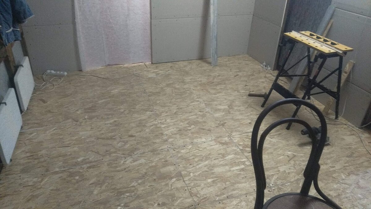 Полы из ОСП в гостинной