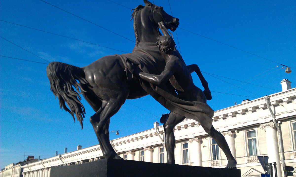 Одна из скульптур П.Клодта "Укрощение коня. Юноша, берущий коня под уздцы" (1941) на Аничковом мосту.