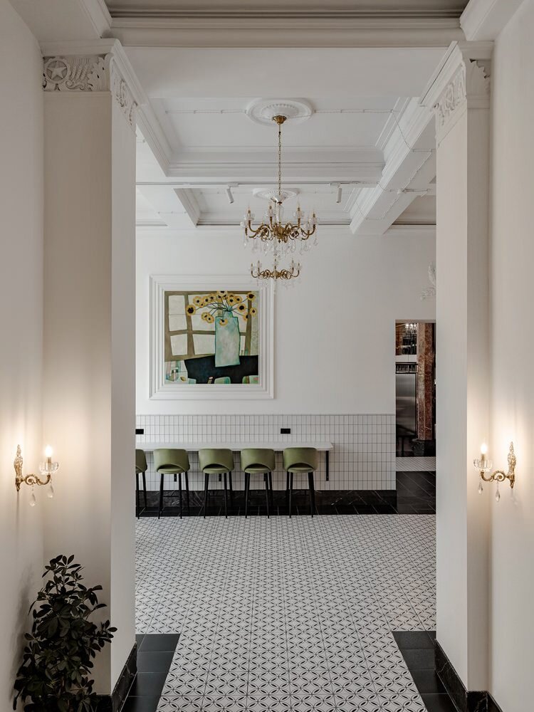 Кафе-столовая «Кремлёвский» по дизайну студии «Бюровместе». Картина на стене — Анна Шагалина. Керамическая плитка, Cersanit, Laparet, Kerama Marazzi. Мебель, Bauflex.