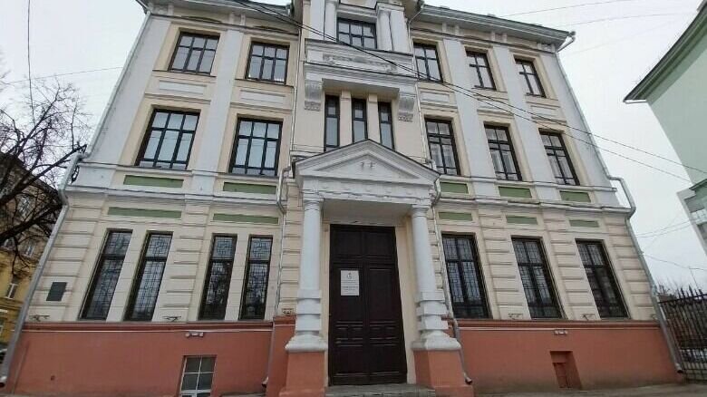     Директор сменится в скором времени в школе № 3 Нижнего Новгорода. Действующий руководитель — Степан Шмелев — уходит с этого поста. Информацию NewsNN подтвердили в городском департаменте образования.