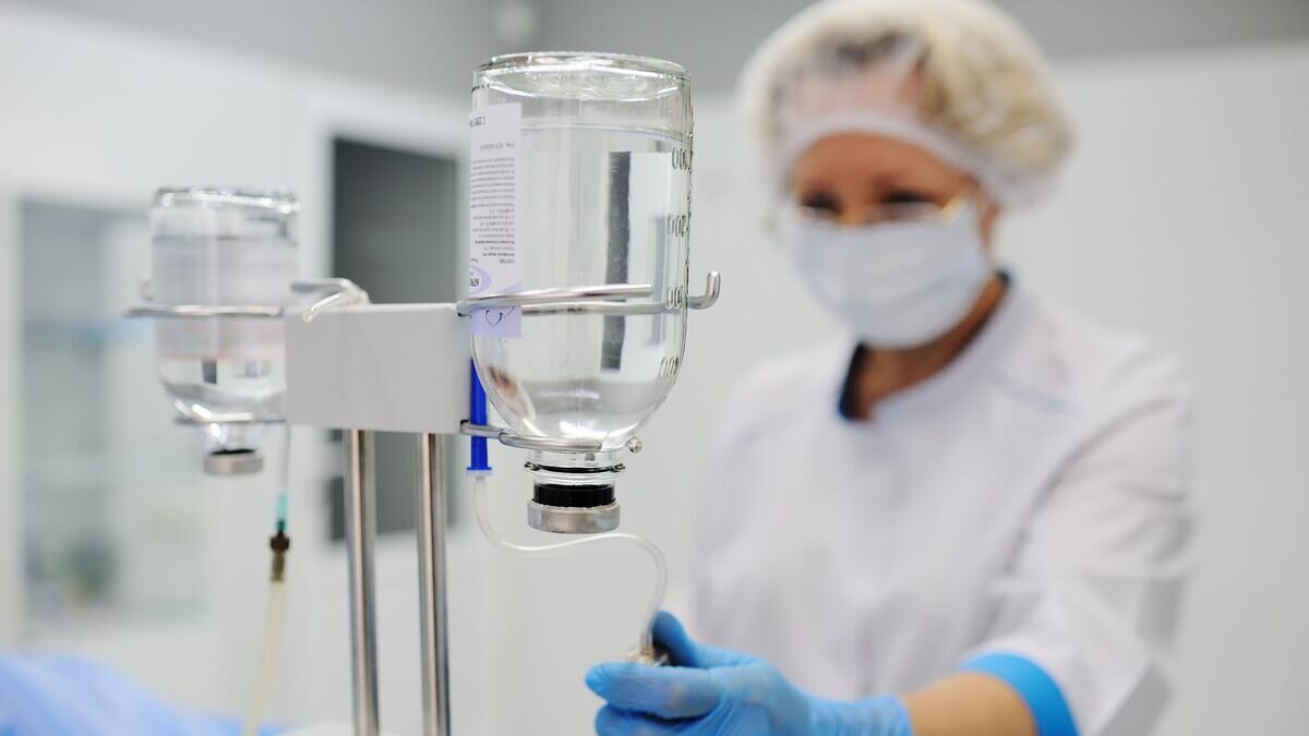    Врач проверяет капельницу© Fotolia / Evgeniy Kalinovskiy