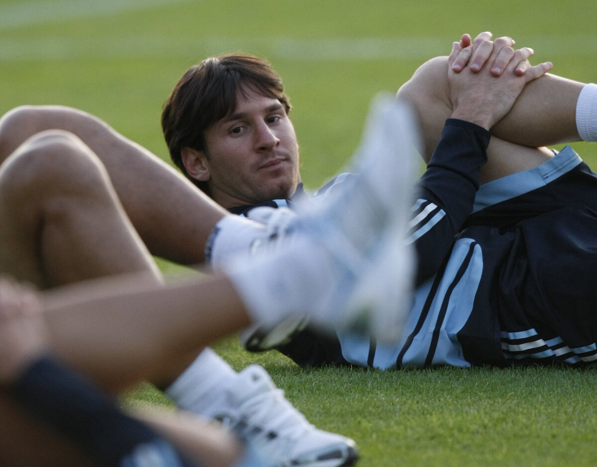 Лионель Месси на тренировке сборной Аргентины на стадионе «Торпедо» в Москве 10 августа 2009 года. Фото Александр Вильф, архив «СЭ»