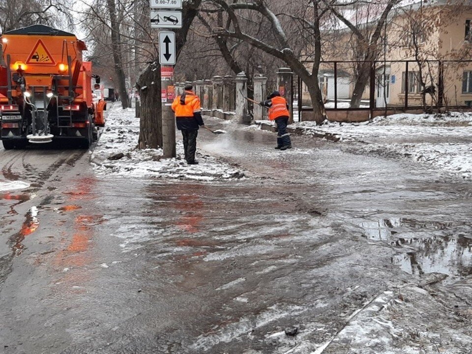     Коммунальщики вышли на борьбу с последствиями стихии. Фото: администрация Самары