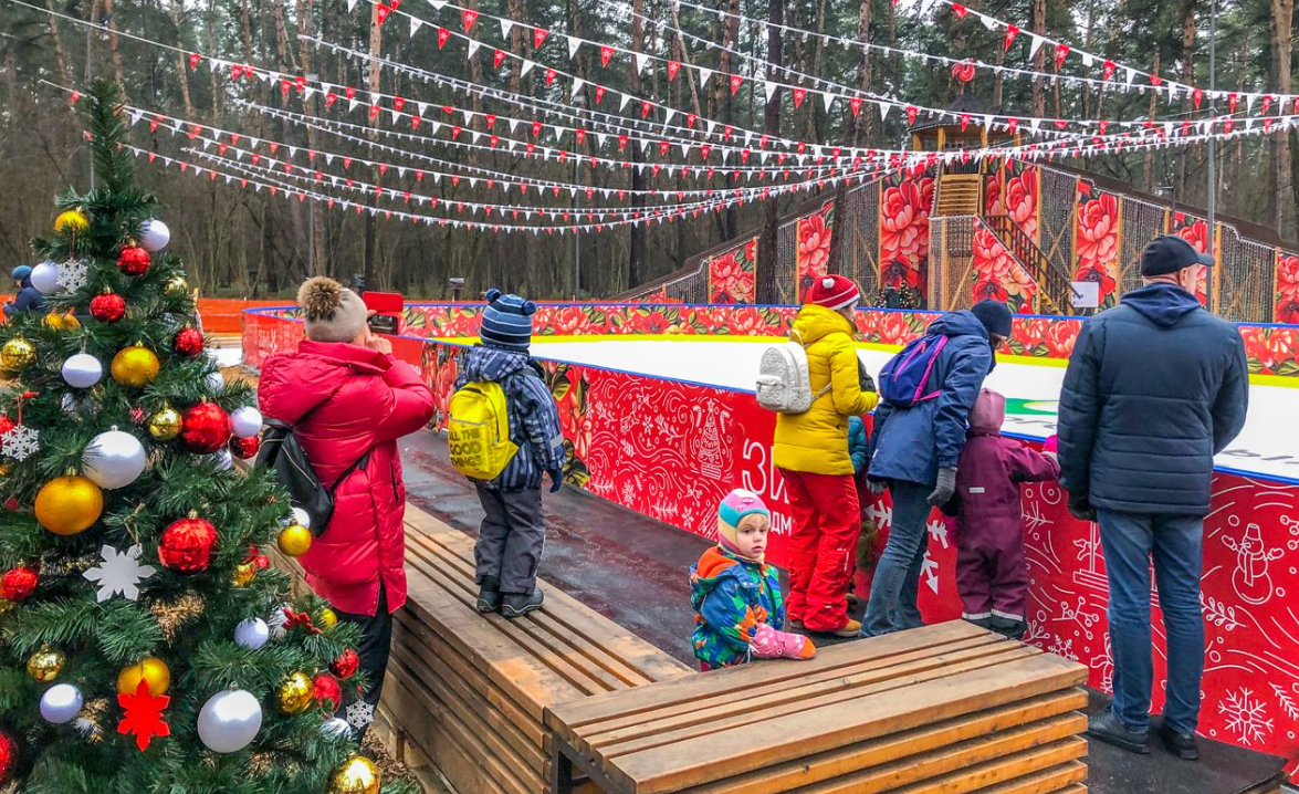 Сотрудник проката коньков на ледовый каток парка Раздолье