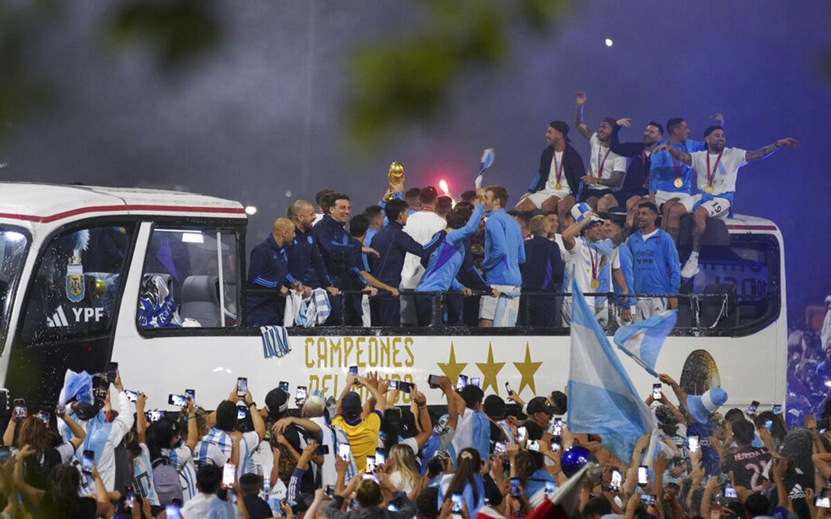 Ч5мпионский автобус с Месси.  фото: картинки  яндекса. 