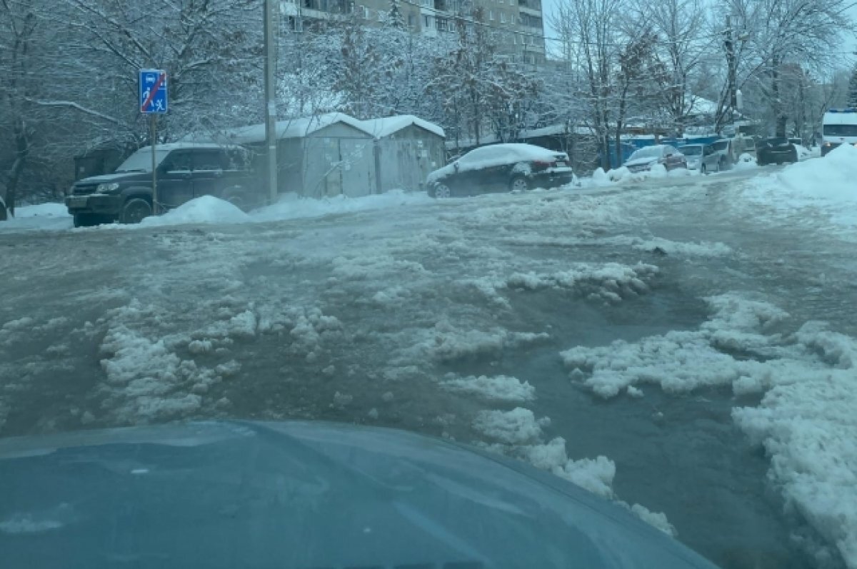    Из-за прорыва трубы с горячей водой в Уфе залит въезд в частный сектор