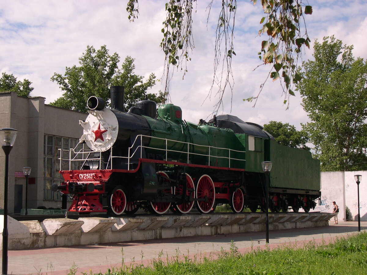 Левый борт пассажирского паровоза Су 251-32