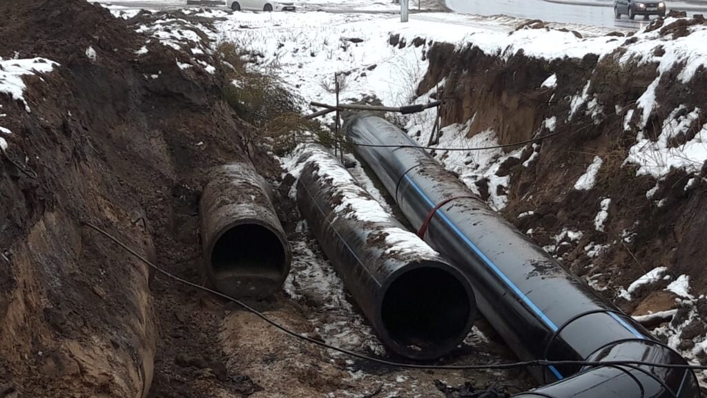    Жителей Брянска озадачил опасный раскоп под ливневую канализацию на Авиационной улице вблизи Дворца единоборств avchernov