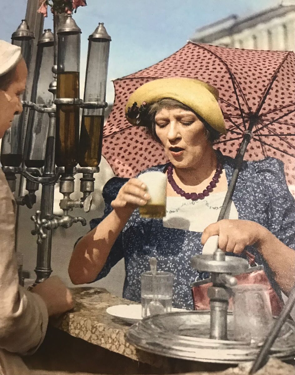 Кадр из фильма "Подкидыш", 1939 г.