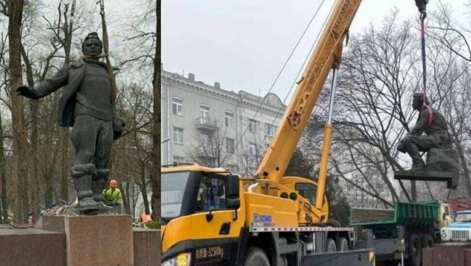     Как сообщило днепровское отделение Национальной общественной телерадиокомпании Украины, силами сотрудников коммунальных служб в городе были демонтированы памятник писателю Максиму Горькому, а также монумент советскому летчику Валерию Чкалову.