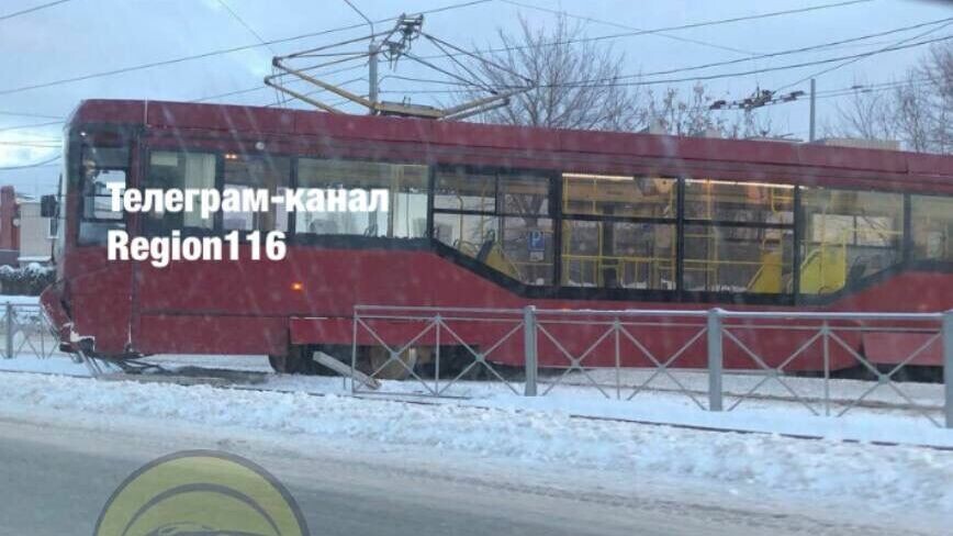     В Казани на остановке общественного транспорта «Сады» трамвай сошел с рельсов. Об этом сообщили очевидцы в Telegram-канале Region 116.