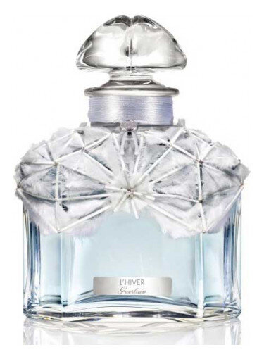 L’Hiver Guerlain — это аромат для мужчин и женщин, он принадлежит к группе древесные цветочные мускусные. L’Hiver выпущен в 2016 году. Парфюмер: Thierry Wasser. Верхние ноты: Ангелика и Сосна; средние ноты: Ирис и Амбретта; базовые ноты: Ладан, Амбра и Белый мускус.