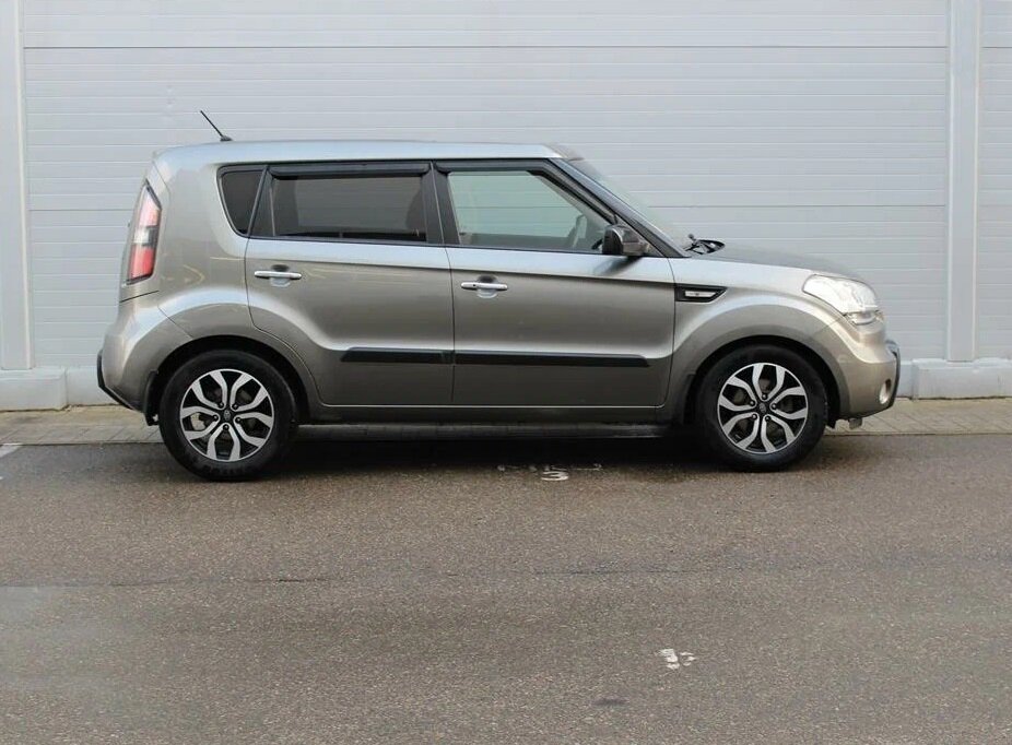 Всем своим видом авто напоминает кроссовер.