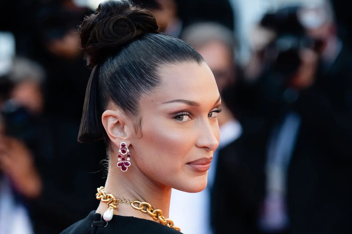    Белла Хадид с пучком clean girl Фото: Getty Images