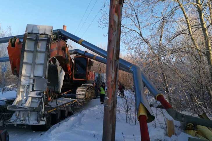    Тягач стрелой экскаватора повредил компенсатор теплотрассы. Фото предоставлено прокуратурой Новосибирской области