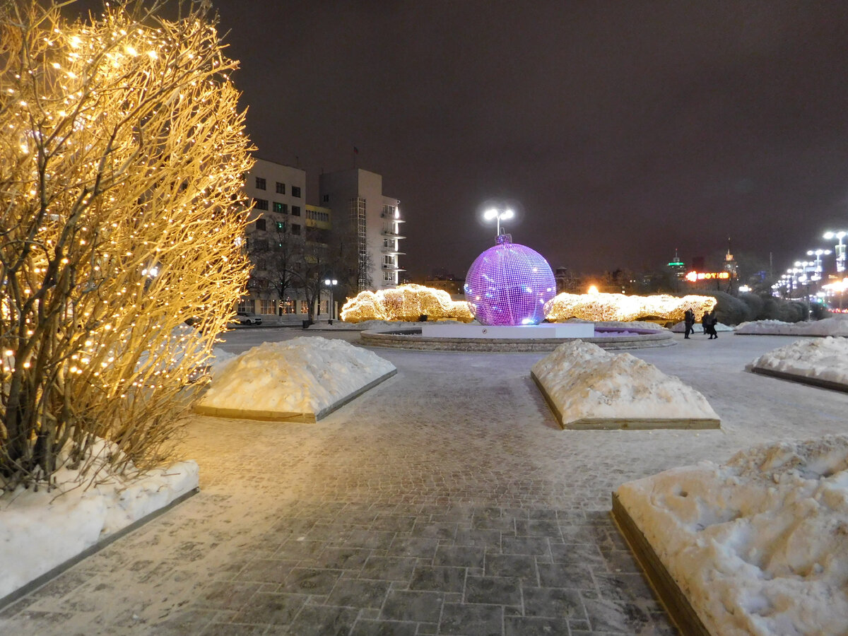 Екатеринбург волшебно украсили к Новому году. Фото автора.