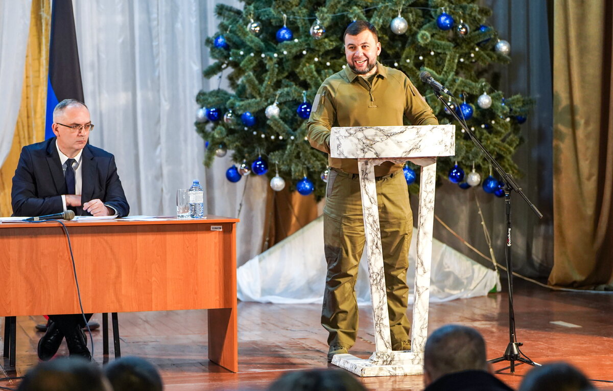    Председатель Народного Совета ДНР Владимир Бидевка и временно исполняющий обязанности главы ДНР Денис Пушилин  Николай Тришин/ТАСС