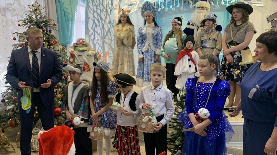     В Хабаровском детском доме № 6 прошло новогоднее мероприятие, где воспитанники показали гостям новогоднюю сказку — спектакль с героями русских народных сказок.