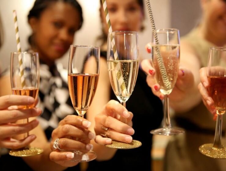 Чокаются бокалами. Фужеры чокаются. Шампанское в бокале. Бокалы шампанского чокаются. Поднимем бокалы по полной за наших.