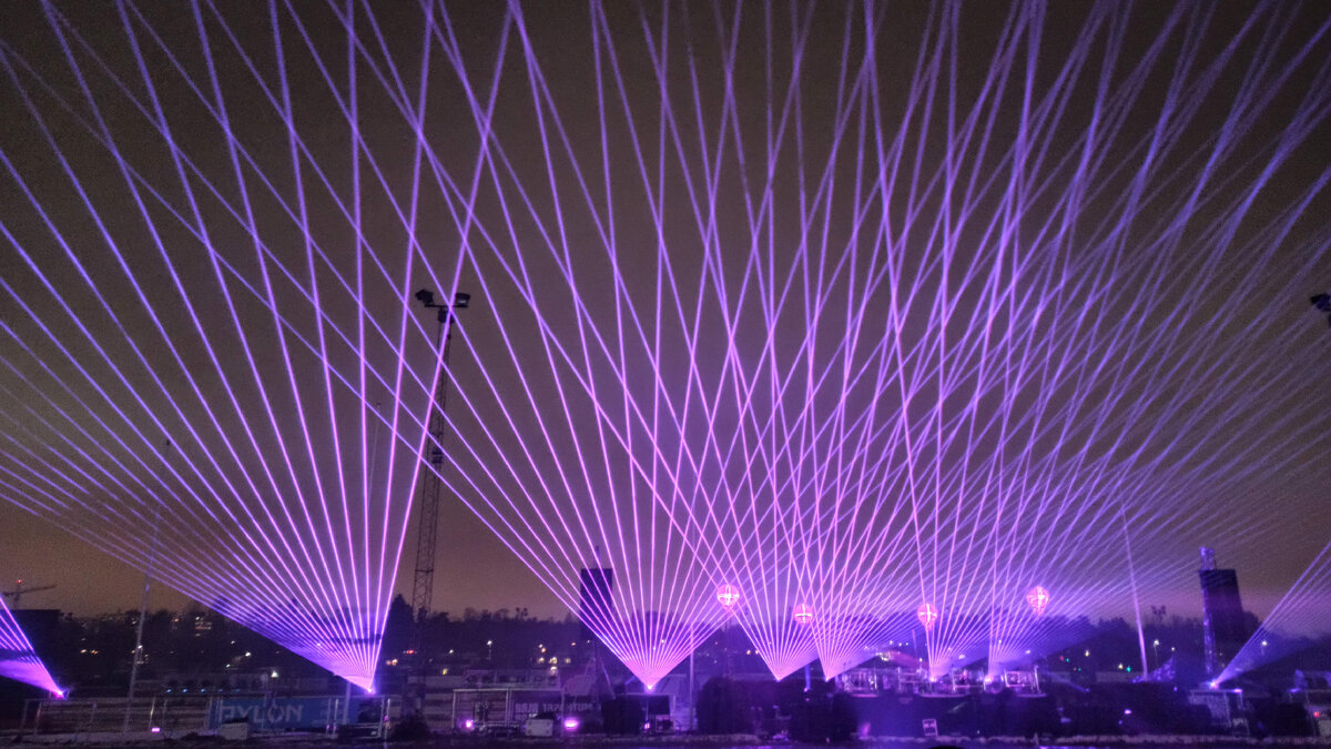 Лазерное шоу в Эспоо, заменившее традиционный фейерверк. 