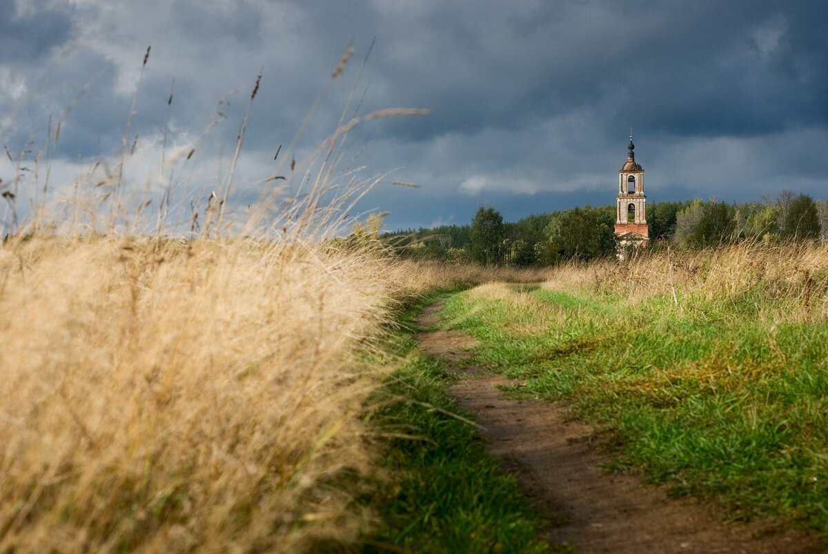 Источник фото: https://vsegda-pomnim.com/religija/2406-hram-v-pole-41-foto.html