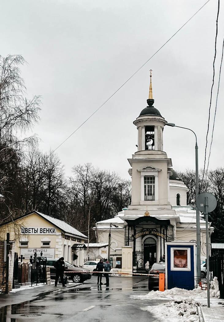 Фото: Вечность или миг? Храм Троицы Живоначальной на Пятницком кладбище