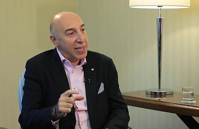    Генеральный директор туристической сети «Розовый слон» Алексан Мкртчян.кадр из видео на Youtube